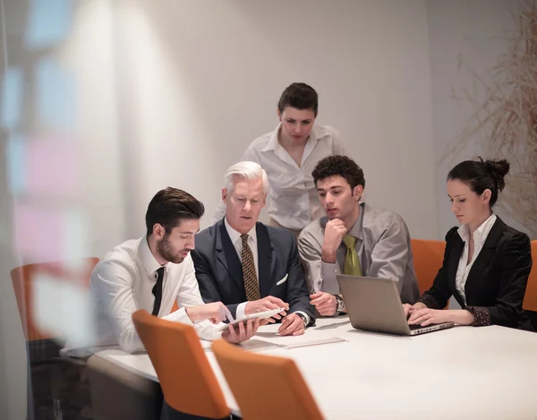 Группа бизнесменов на встрече в современном офисе — стоковое фото