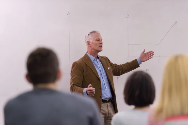 Enseignant avec un groupe d'étudiants en classe — Photo