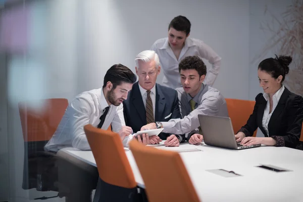 Grupo de gente de negocios en la reunión en la moderna oficina de inicio —  Fotos de Stock