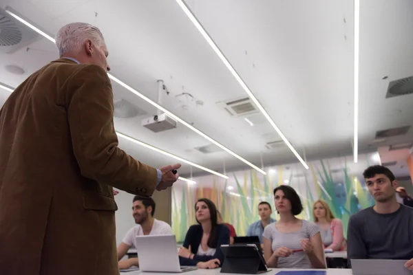 Profesor con un grupo de estudiantes en el aula —  Fotos de Stock