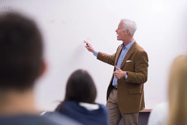 Profesor con un grupo de estudiantes en el aula —  Fotos de Stock