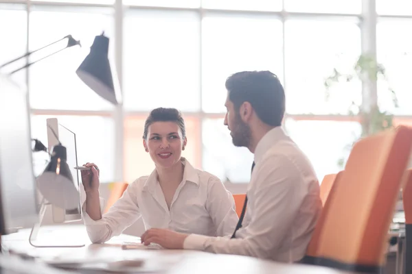 Geschäftspaar arbeitet gemeinsam an Projekt — Stockfoto