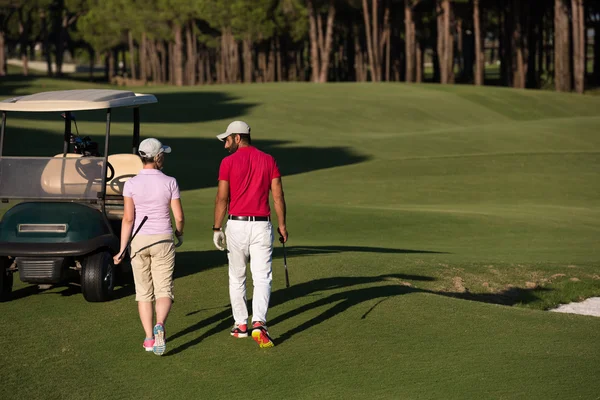 Couple walking on golf course — Stock Photo, Image