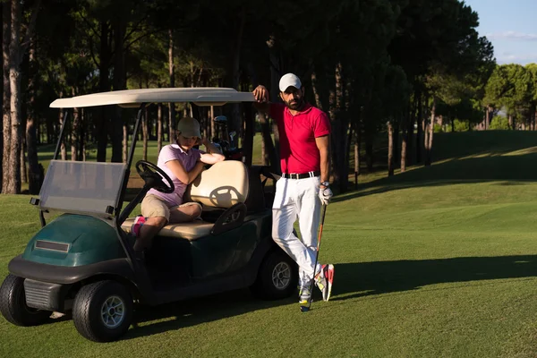 Pár a buggy a golfpályán — Stock Fotó