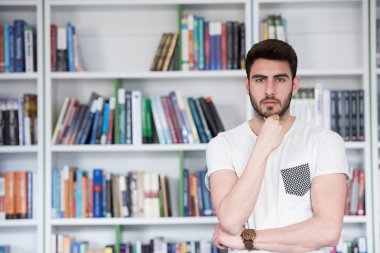 Okul kütüphanesinde öğrenci eğitimi