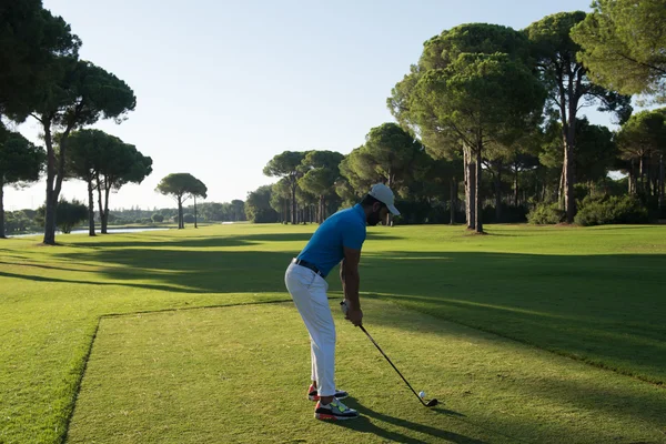 Golfový hráč udeří shot — Stock fotografie