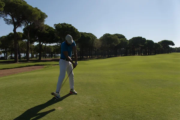 Jugador de golf golpear tiro —  Fotos de Stock