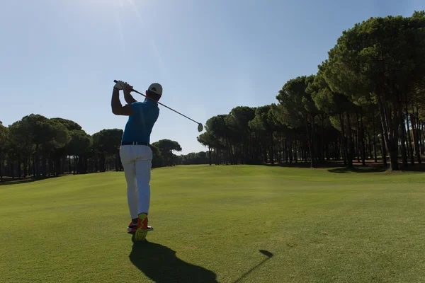 Golf gracz uderzając strzał — Zdjęcie stockowe