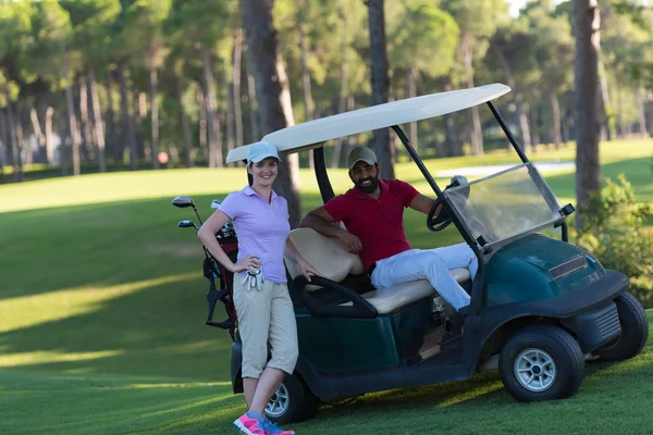 Pár v buggy na golfovém hřišti — Stock fotografie