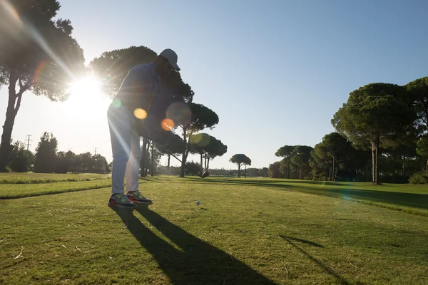 Golfspiller som treffer skudd – stockfoto