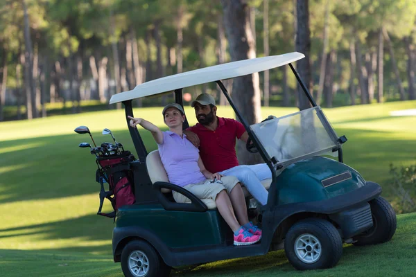 Pareja en buggy en campo de golf —  Fotos de Stock