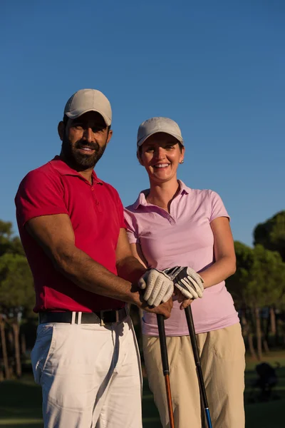 Portret van paar op golfbaan — Stockfoto