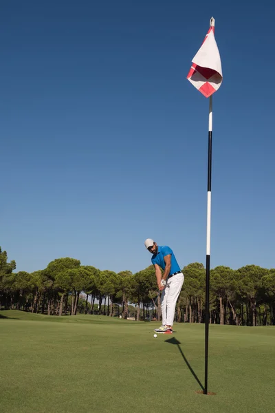 Golf-spelare slå skott på solig dag — Stockfoto