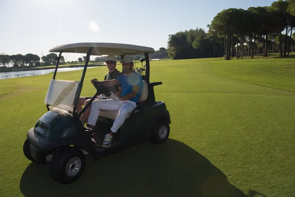 Jugadores de golf que conducen carro en curso —  Fotos de Stock