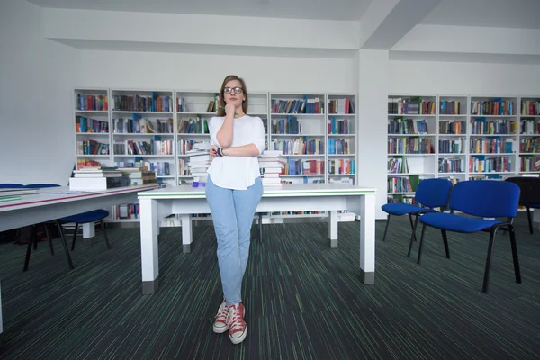 Estudiante mujer estudio en biblioteca usando tableta y la búsqueda —  Fotos de Stock