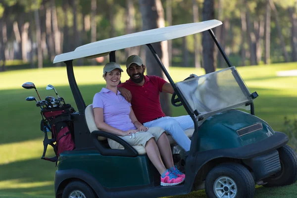 Casal em buggy no campo de golfe — Fotografia de Stock