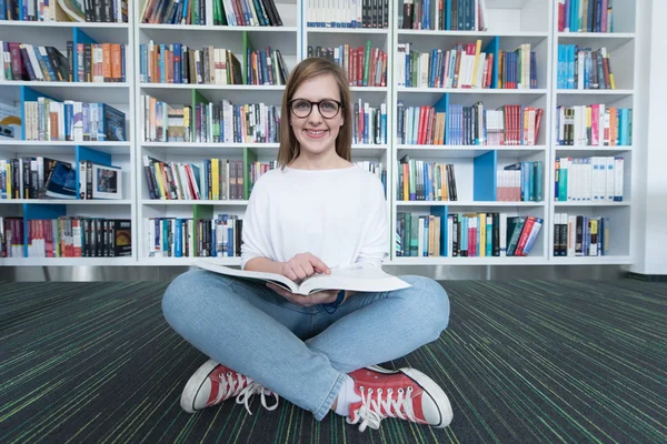 Studentin lernt mit Tablet in Bibliothek und sucht — Stockfoto