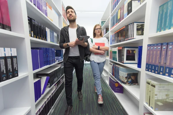 Studentengroep in schoolbibliotheek — Stockfoto