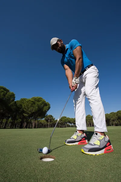 Golfspieler trifft Schlag bei sonnigem Tag, Weitwinkelobjektiv — Stockfoto