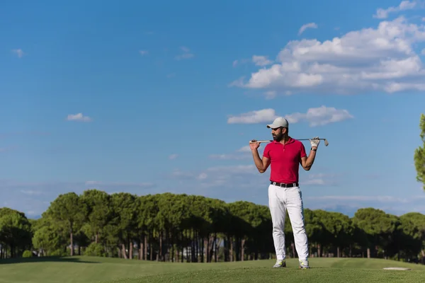 Hübsches Porträt eines Golfspielers aus dem Nahen Osten auf dem Platz — Stockfoto