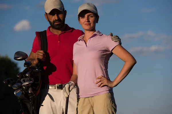 Portret van paar op golfbaan — Stockfoto