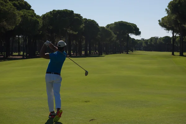 Jogador de golfe bater tiro — Fotografia de Stock