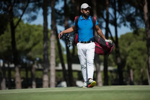 Golf-lejátszó a gyaloglás és hordtáska — Stock Fotó