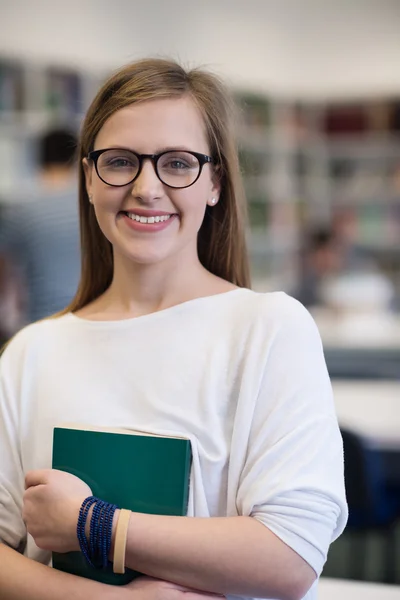 Retrato de una estudiante en la biblioteca — Foto de Stock