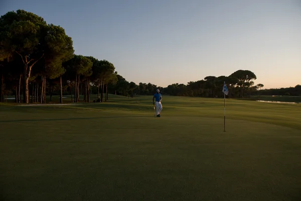 Golfer schlägt Ball an Loch — Stockfoto