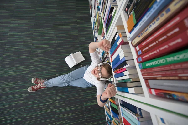 Жіноче студентське навчання в бібліотеці — стокове фото