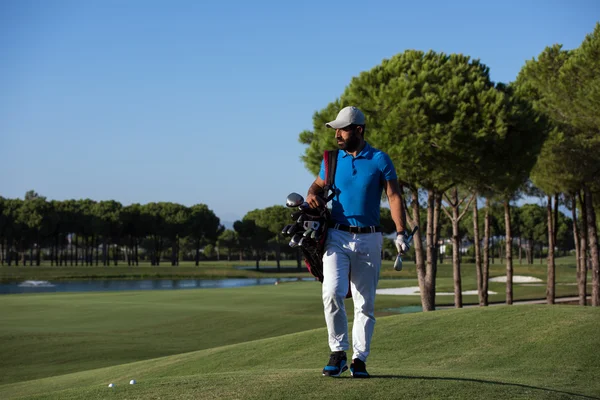 Golfista spaceru i noszenie torby — Zdjęcie stockowe