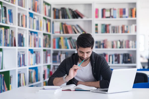 Schüler in der Schulbibliothek recherchieren mit Laptop — Stockfoto