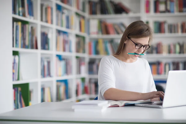 Kvinnlig student studera i skolans bibliotek — Stockfoto