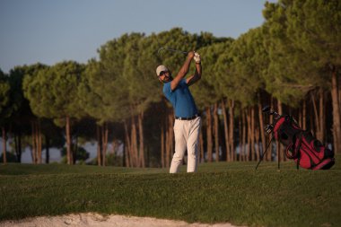 sunset bulvarında bir kum BUNKERİ isabet golfçü vurdu