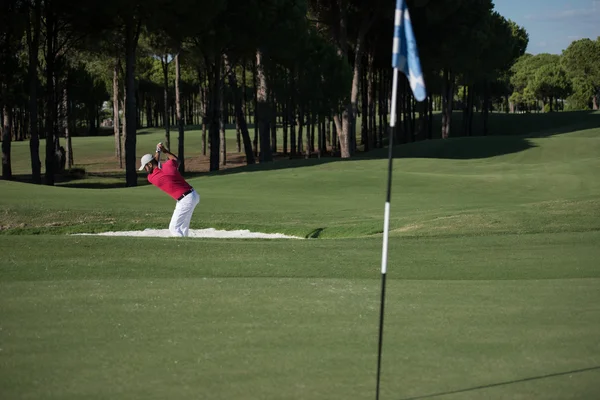 Golfista batendo um bunker de areia tiro — Fotografia de Stock