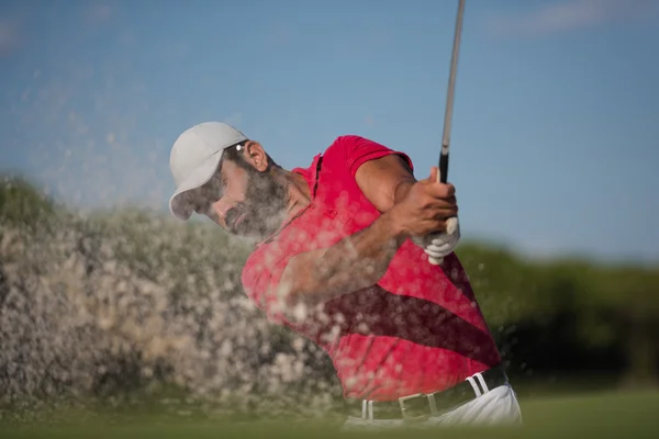 Golfista batendo um bunker de areia tiro — Fotografia de Stock