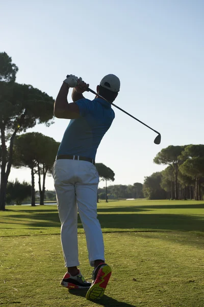 Giocatore di golf colpire colpo — Foto Stock