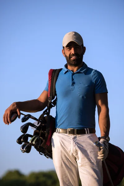 Retrato de golfista no campo de golfe no por do sol — Fotografia de Stock