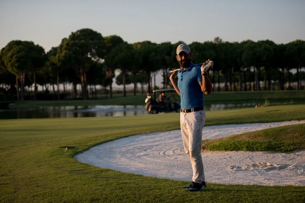 Golfspelare porträtt på golfbanan på sunset — Stockfoto