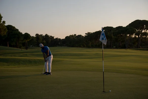 Golfista batendo bola para buraco — Fotografia de Stock