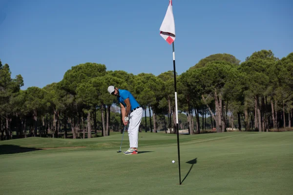 Golfspieler trifft Schlag an sonnigem Tag — Stockfoto