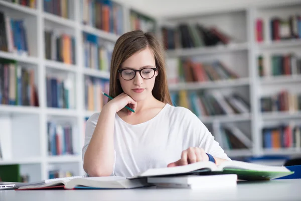 女学生在学校图书馆研究 — 图库照片