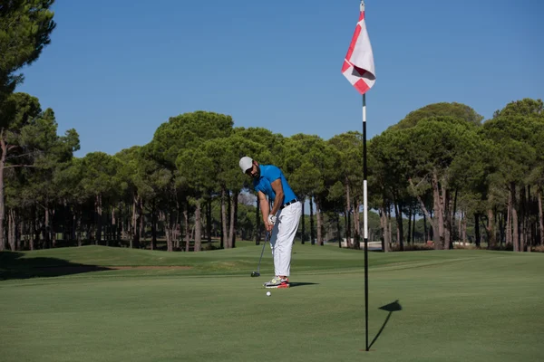 Jugador de golf golpeando tiro en el día soleado — Foto de Stock