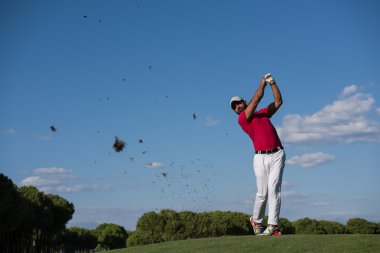 Golf oyuncu isabet uzun atış