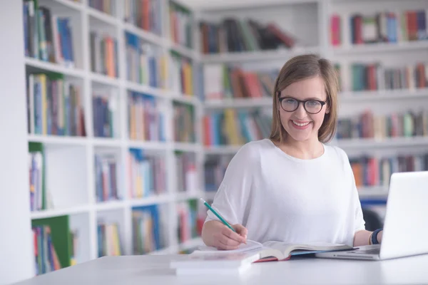 Kvinnlig student studera i skolans bibliotek — Stockfoto