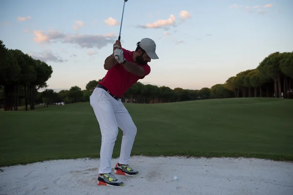 Golf Spelare Att Slå Skott Kurs Vacker Solig Dag — Stockfoto