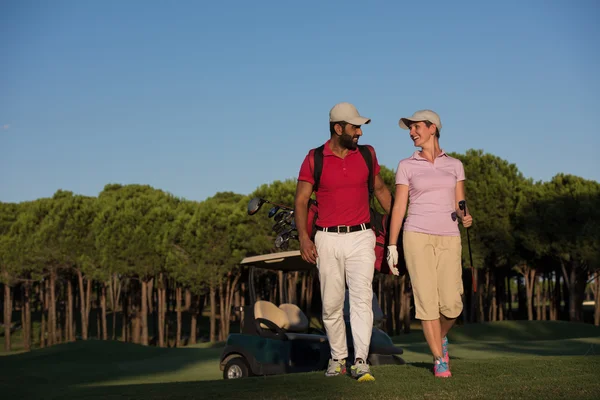 Paar lopen op golfbaan — Stockfoto