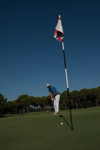 Joueur de golf frapper coup de feu à la journée ensoleillée — Photo