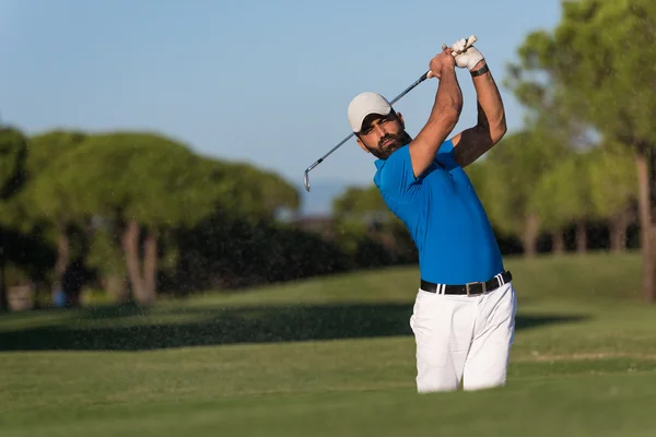 Golfista professionista che colpisce un colpo bunker di sabbia — Foto Stock