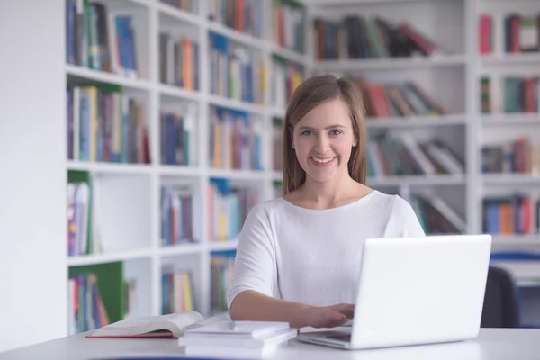 Kobiet student studium w szkolnej bibliotece — Zdjęcie stockowe